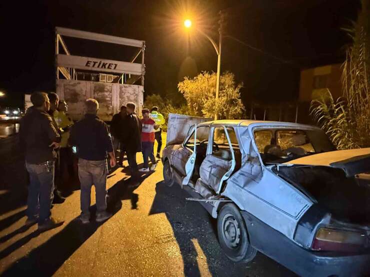 Serik’te otomobil ile kamyon çarpıştı: 3 yaralı