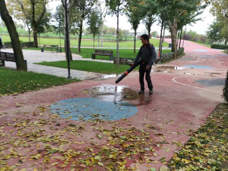 Büyükşehir’den park ve bahçelere düzenli bakım