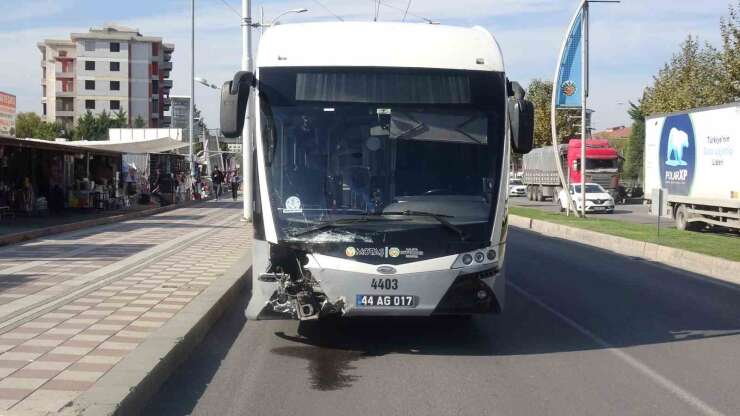 Malatya’da trambüs ile otomobil çarpıştı: 5 yaralı