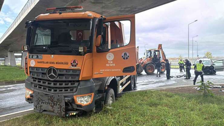 Rize’de Karayolları’na ait kamyonla çarpışan araçtaki baba ve kızı yaralandı