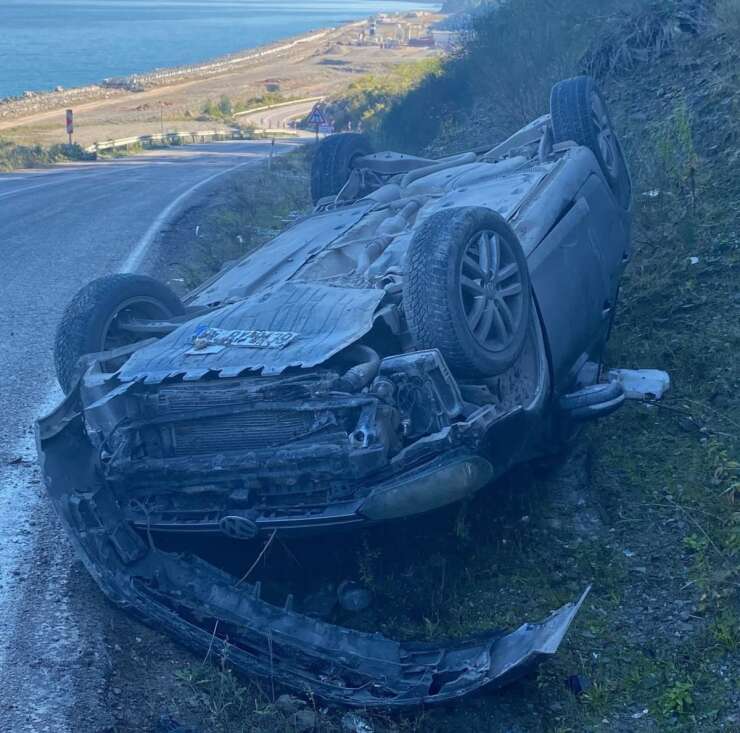 Sinop’ta otomobil takla attı: 2 yaralı