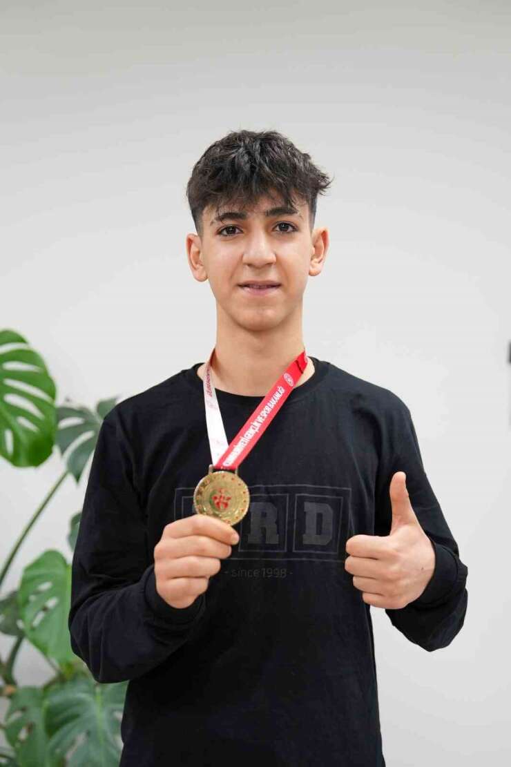 Erdem Koleji öğrencisi Umut Şan, masa tenisinde il şampiyonu oldu