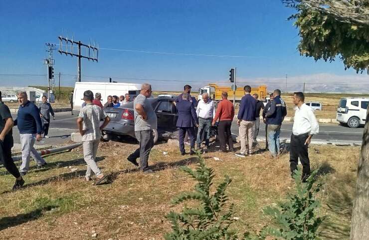İki otomobil çarpıştı: 3 yaralı