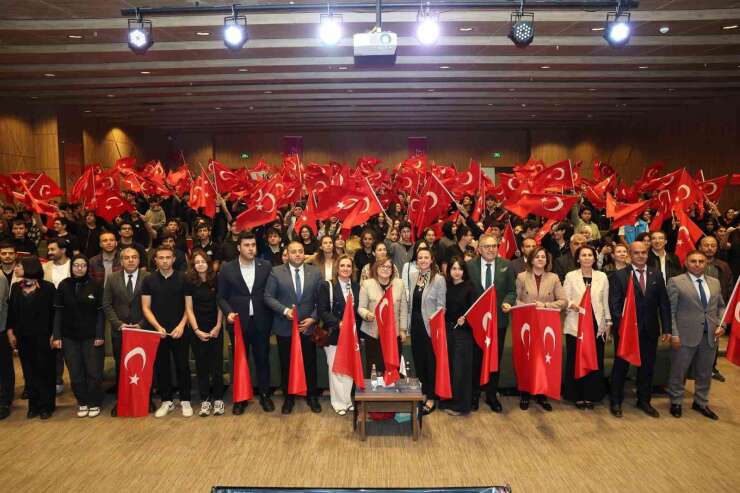 Şahin, "Bir Dakika, Bir Merak, Bir Cevap" programında gençlerle buluştu