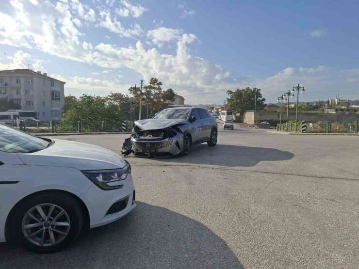 İki sokak kesişimindeki trafik kazası maddi hasarla atlatıldı