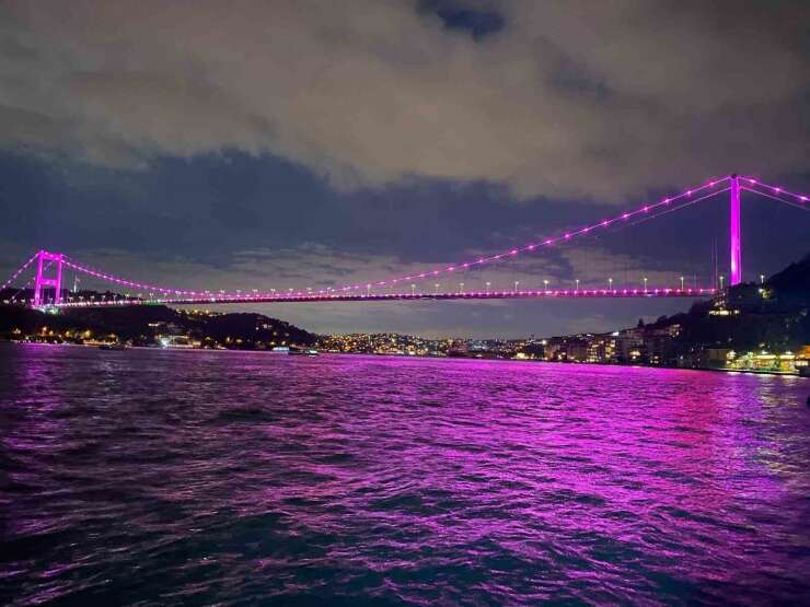 15 Temmuz Şehitler Köprüsü pembe renge büründü