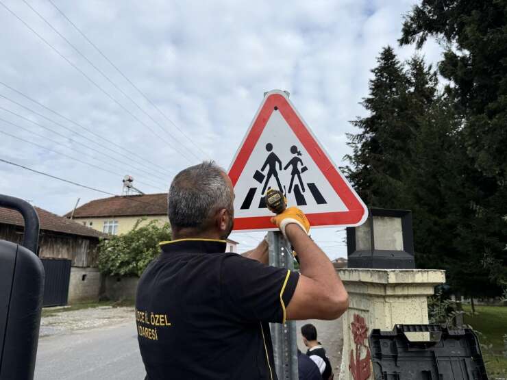 Düzce’de köylerde trafik levhaları yenileniyor