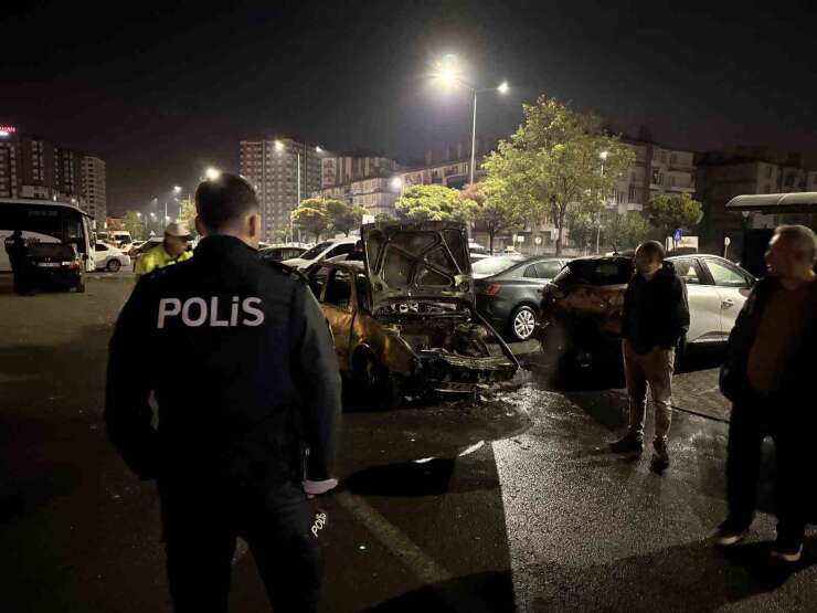 Kayseri’de kaza yapan otomobil alev aldı, park halindeki 3 araç zarar gördü: 1 yaralı