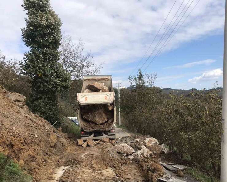 Düzce’de kayan köy yoluna müdahale edildi