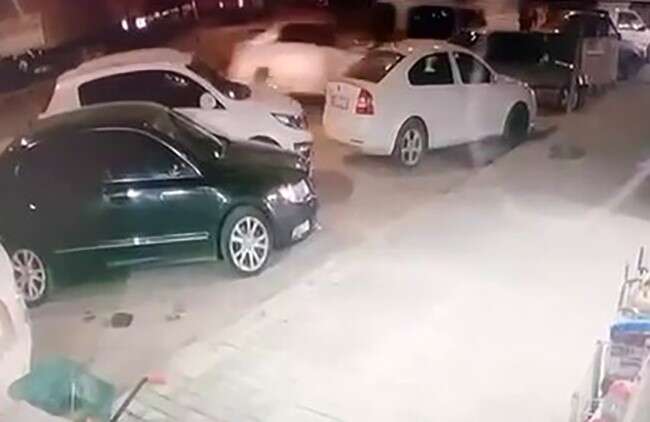 Erzurum’da direksiyonu kilitlenen aracın kaza anı kamerada