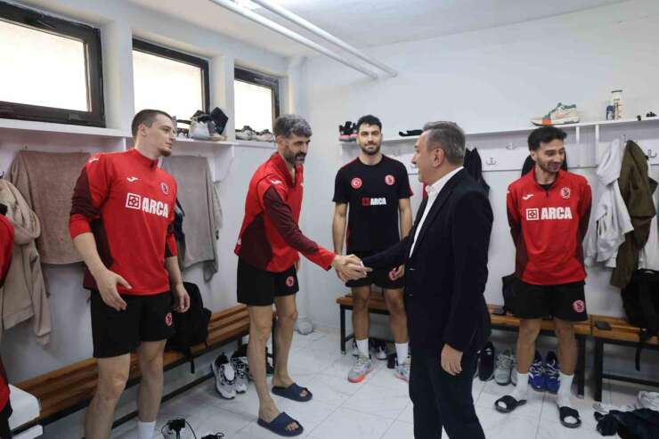 Başkan Dere’den maç öncesi Sungurlu Belediyespor ile Galatasaray Madeş Mobilya takımlarına ziyaret