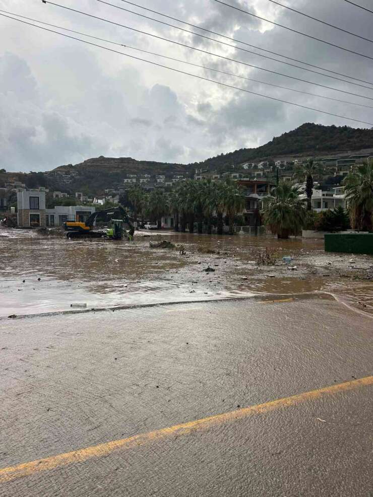 Bodrum’da sağanak yağış etkili oluyor