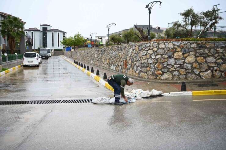 Kuşadası’nda mazgallar taşkınlara karşı temizlendi