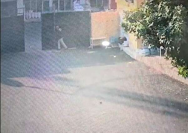 Halde üzerine demir kapı düşen bekçi yaralandı