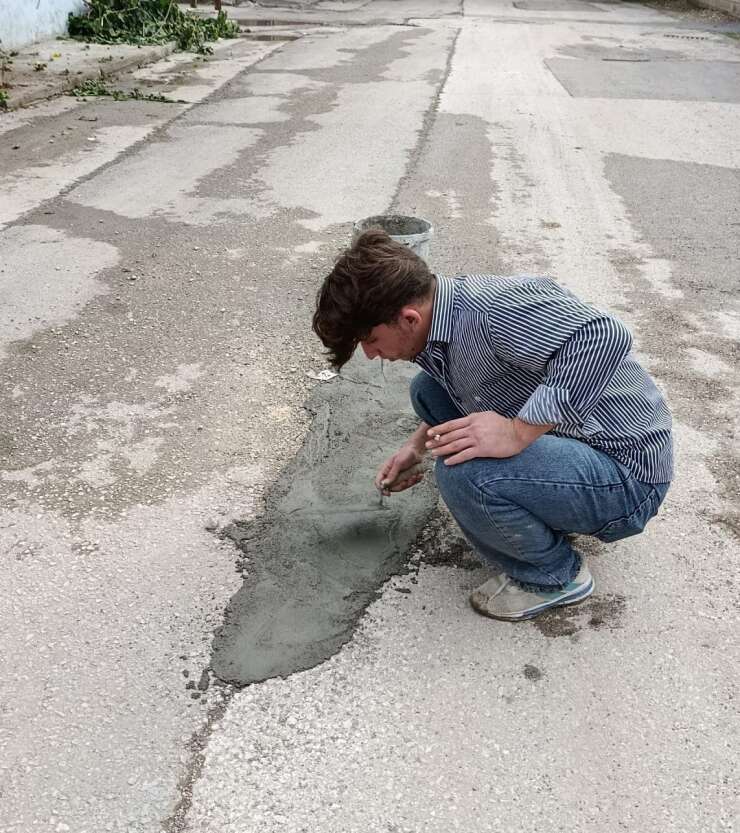 Çukurlu yolu vatandaşlar beton dökerek düzeltmeye çalıştı