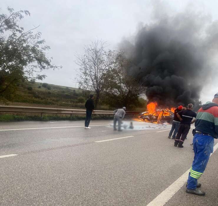 Bandırma-Çanakkale yolunda feci kaza: Araç alev aldı, 2 kişi yaralandı