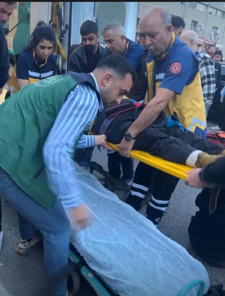 Erzincan’da motosiklet yayaya çarpma anı güvenlik kamerasına yansıdı: 2 ağır yaralı