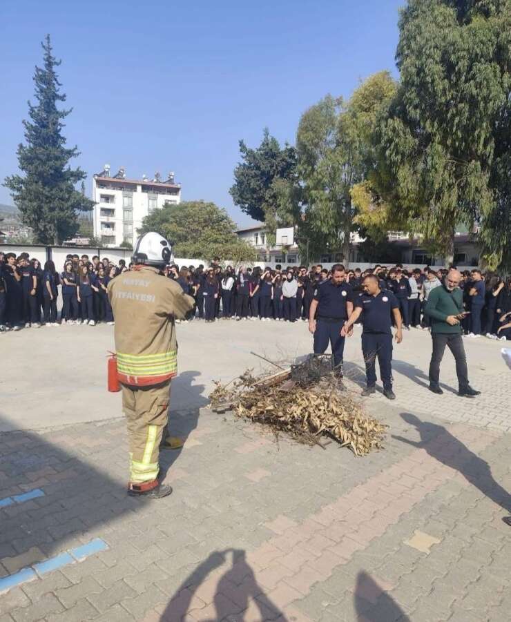 Antakya’da öğrenci ve öğretmenlere yangın eğitimi verildi