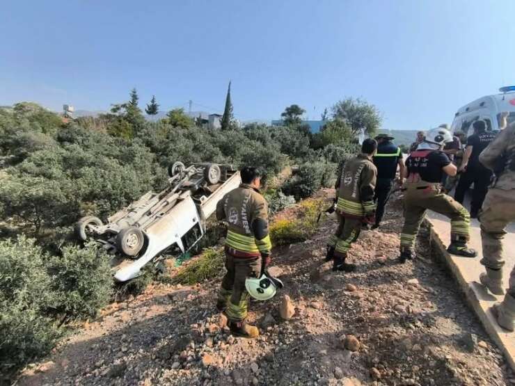 Zeytinliğe uçan kamyonetin sürücüsü yaralandı