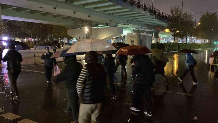 İstanbul’da sabahın erken saatlerinde sağanak yağış etkisini gösterdi