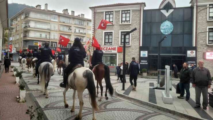 Cumhuriyet’in 103’üncü yıl dönümünde tarihi İstiklal Yolu’nu atlarla geçiyorlar