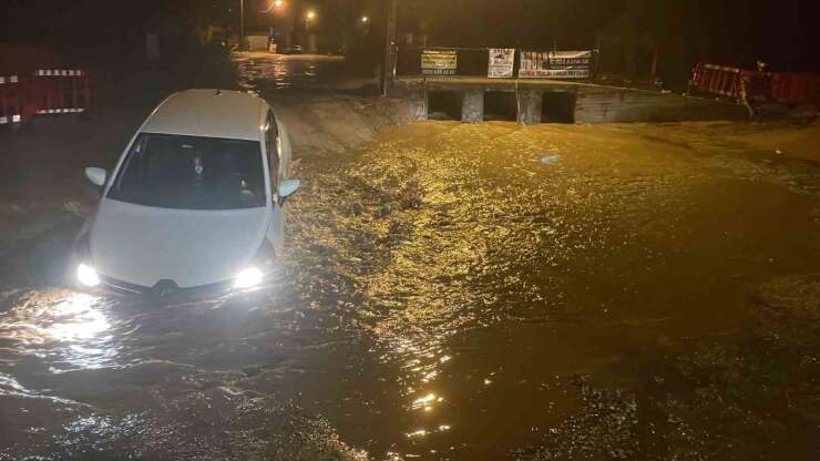 Muğla’da yağış nedeniyle yol çöktü, çukura düşen araç yolda mahsur kaldı