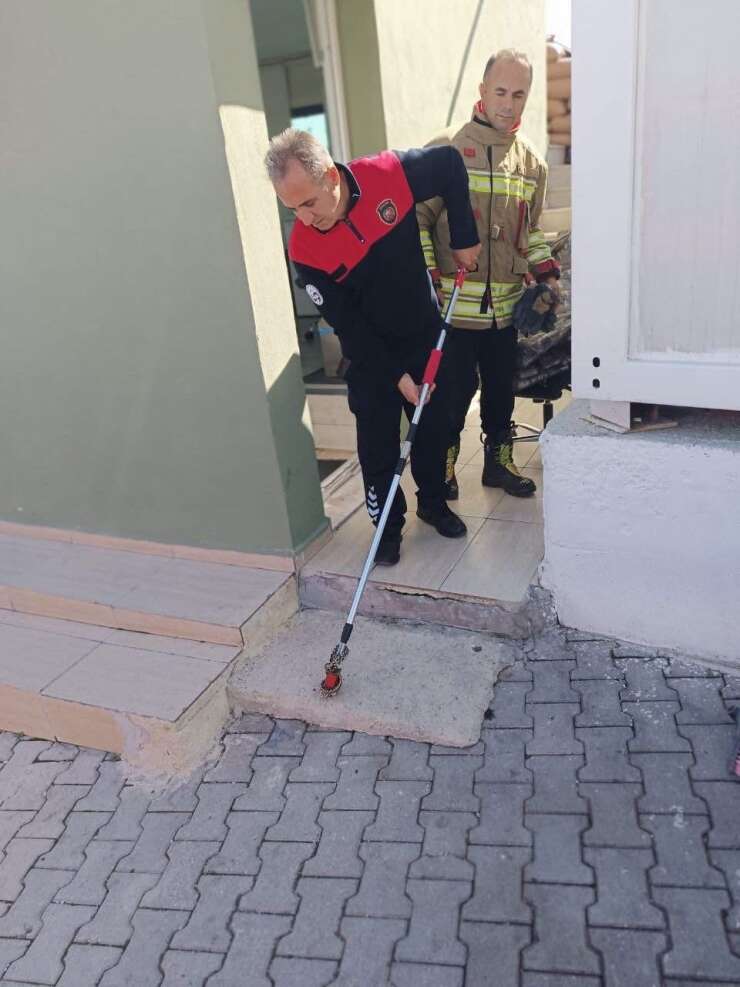 Yayladağı’nda yerleşim yerinde görülen yılan doğaya bırakıldı