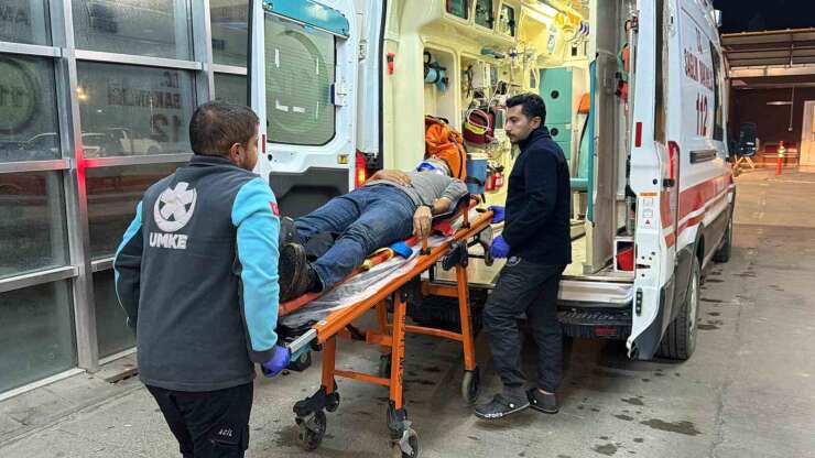 Kayganlaşan yolda devrilen motosikletin sürücüsü yaralandı