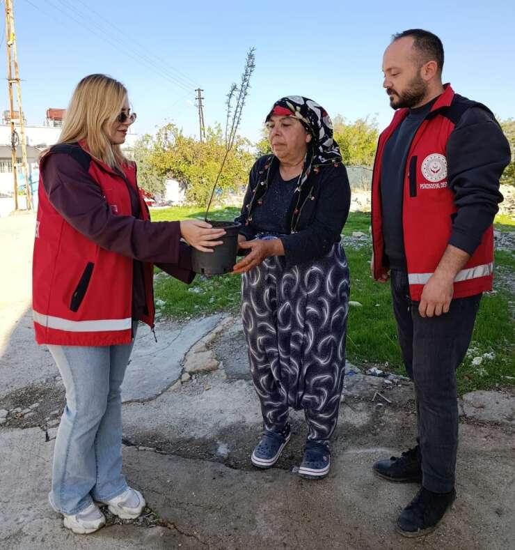 Besni’de yaşlılara fidan dağıtıldı