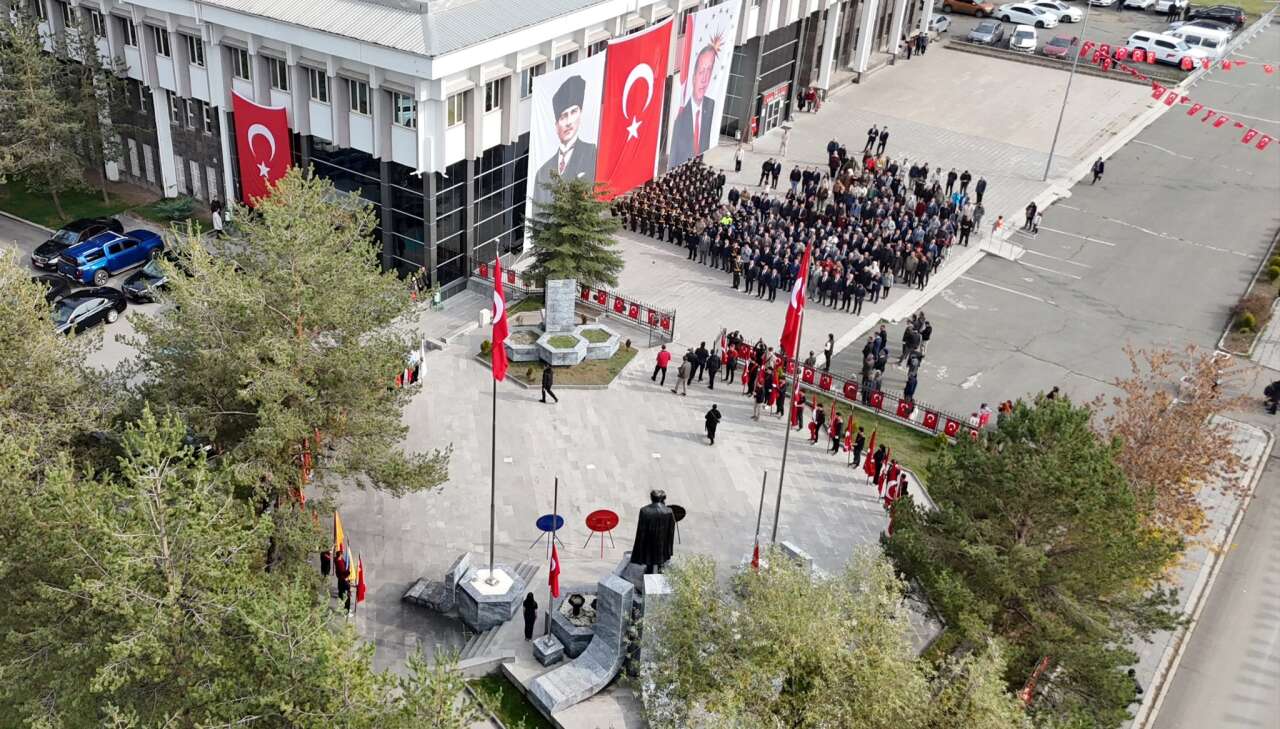 kars-cumhuriyetin-103-yili-ataturk-aniti-celenk-toreni