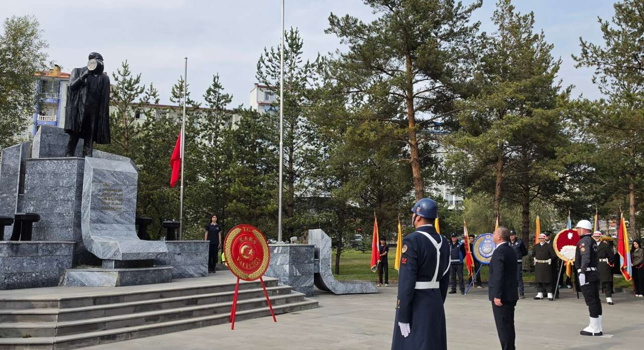 kars-cumhuriyetin-103-yili-ataturk-aniti-celenk-toreni