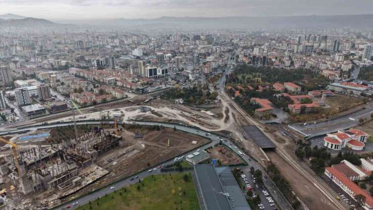 Başkan Büyükkılıç Kartal Katlı Kavşağı’nda son durumu yerinde inceledi: "Burada yatıp, burada kalkacağız"