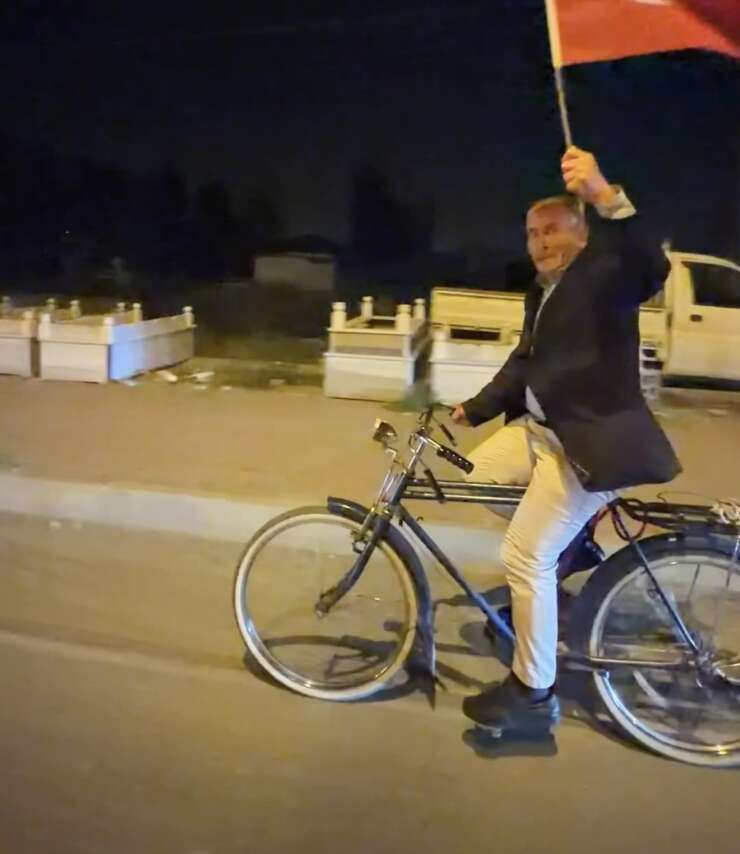Iğdır’da yaşlı vatandaş Cumhuriyet konvoyuna bisikletiyle katıldı
