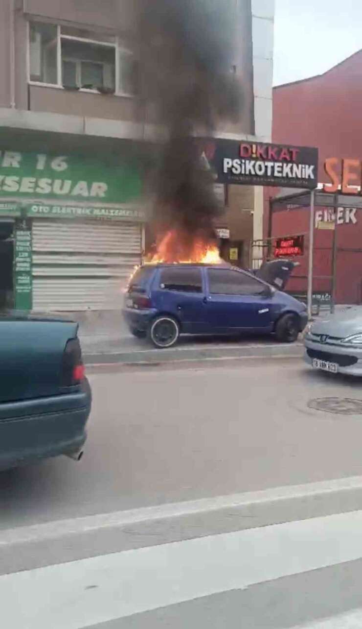 Bursa’da park halindeki otomobil alevlere teslim oldu