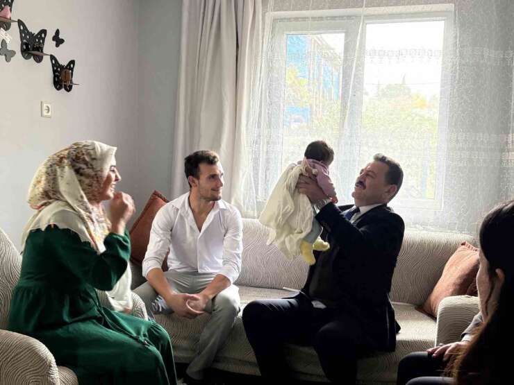 Evlilik kredisiyle yuva kuran çiftin bebek sevincine ortak oldular