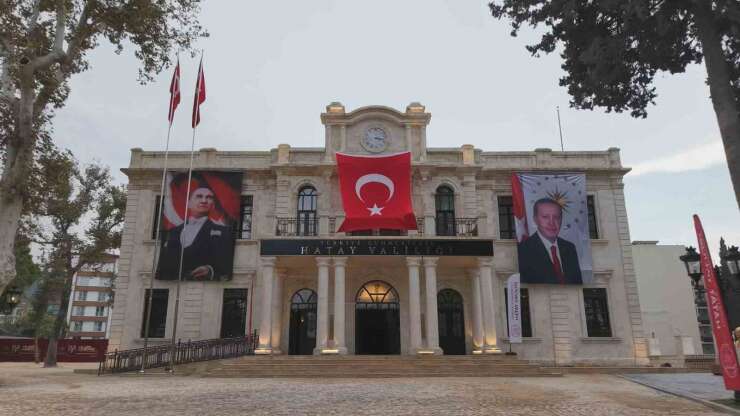 Depremin ardından yeniden inşa edilen 98 yıllık tarihi valilik binasında saat 04.17’de sabitlendi