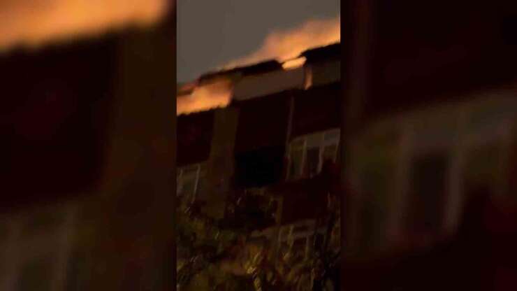 Kağıthane’de 5 katlı binanın çatısı alev alev yandı