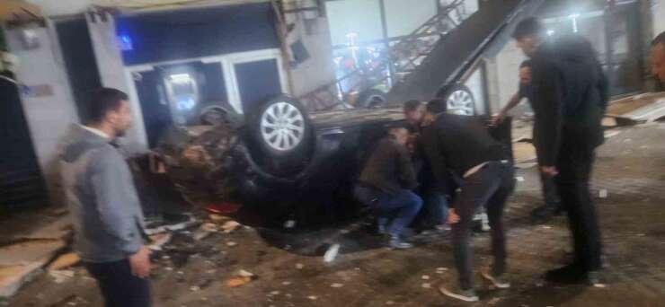 Kayseri’de otomobil 50 metre yükseklikteki kayalıktan dükkanların üzerine uçtu: 1 yaralı