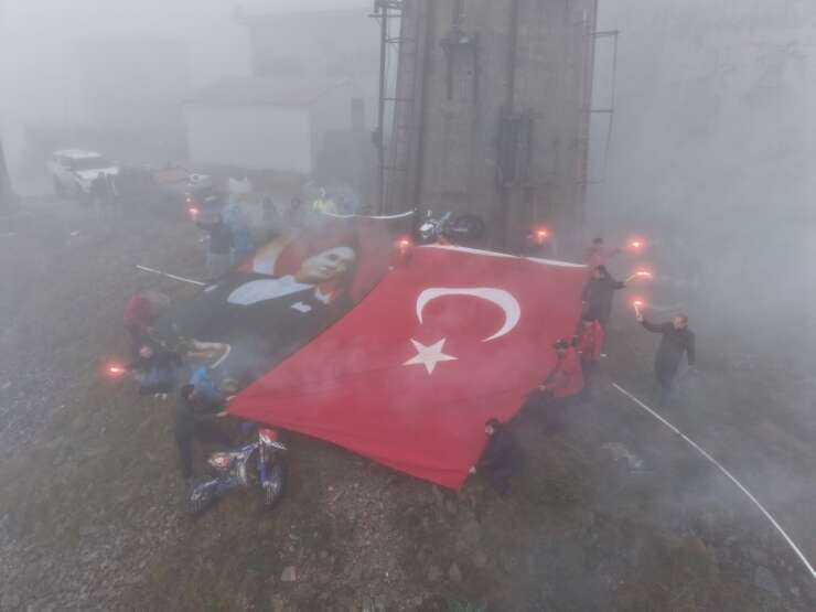 Ay yıldızlı bayrak karadan ve sudan zirveye ulaştı