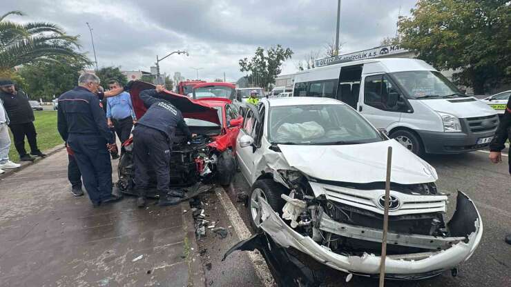 Samsun’da otomobiller kafa kafaya çarpıştı: 1’i ağır 2 yaralı