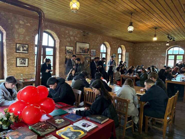 Üniversiteli öğrenciler tarihi Akbaş İlkokulunda kitap okudular