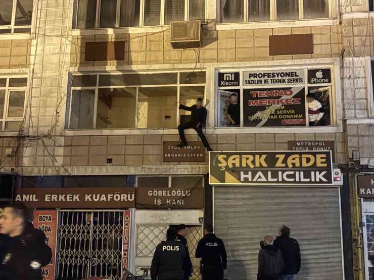 Kayseri’de kendine zarar veren şahsı, polis ekipleri zor kullanarak kurtardı