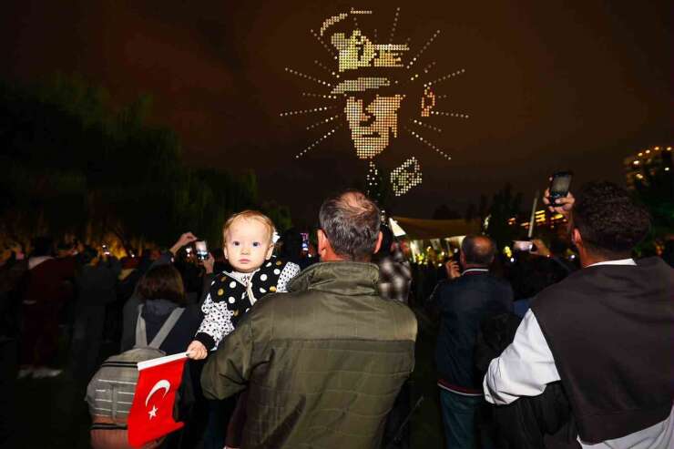 Atatürk’ün portresi 1000 drone ile gökyüzüne işlendi